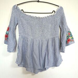 Hollister embroidered Top size small